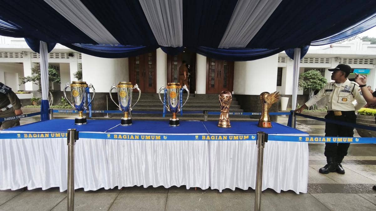 Lima Piala Juara Persib Disimpan Sementara di Balai Kota Bandung