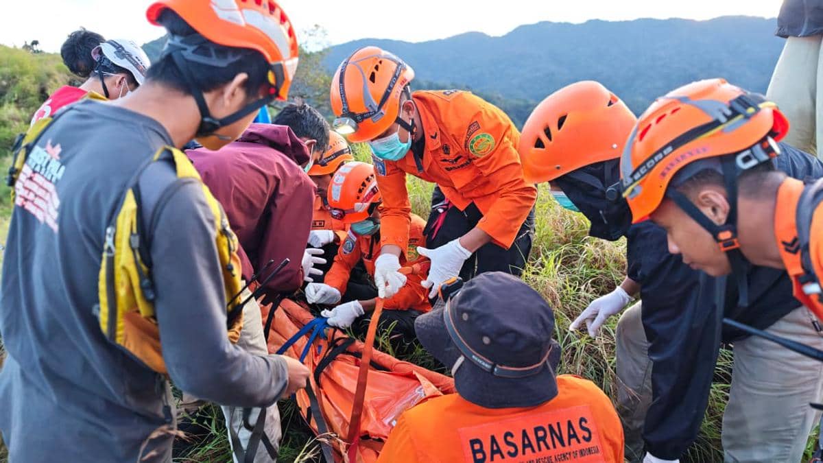 Tujuh Pendaki Tersambar Petir di Gunung Monrolo Maros, Satu Tewas