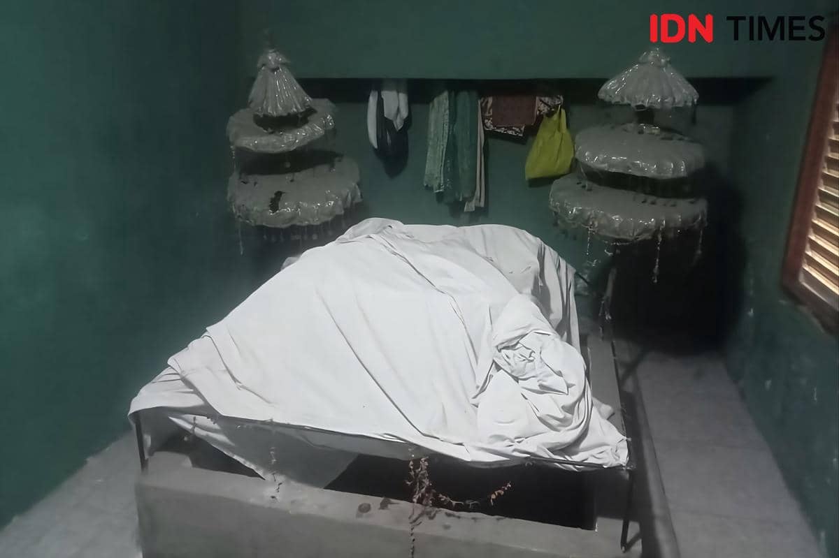 Sumur tua yang ditutupi oleh kain putih di dalam situs Punden Buyut Canting di Kelurahan Kedurus 