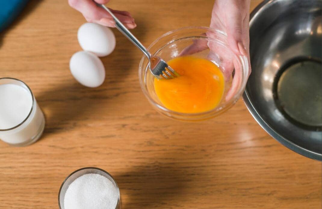 kocokan telur (magnific.com/freepik)