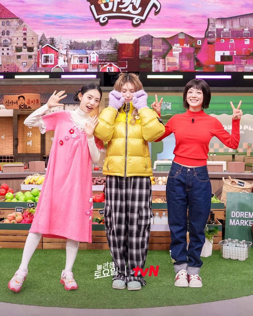 Jeon Somi, Kim Sejeong, dan Kim Sohye I.O.I di Amazing Saturday