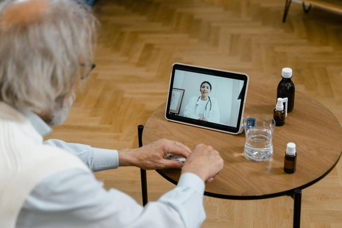 ilustrasi digital caregiver bagi lansia