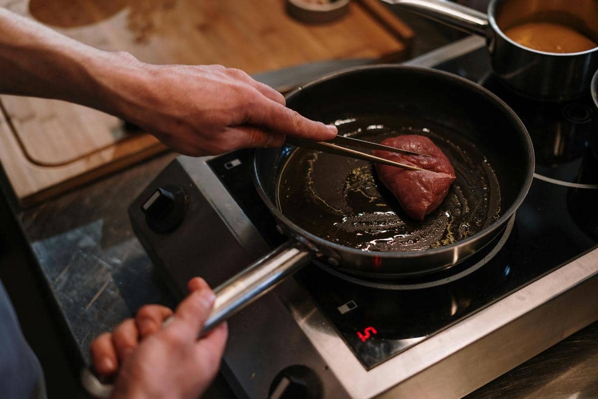 Ilustrasi sering membolak-balik daging