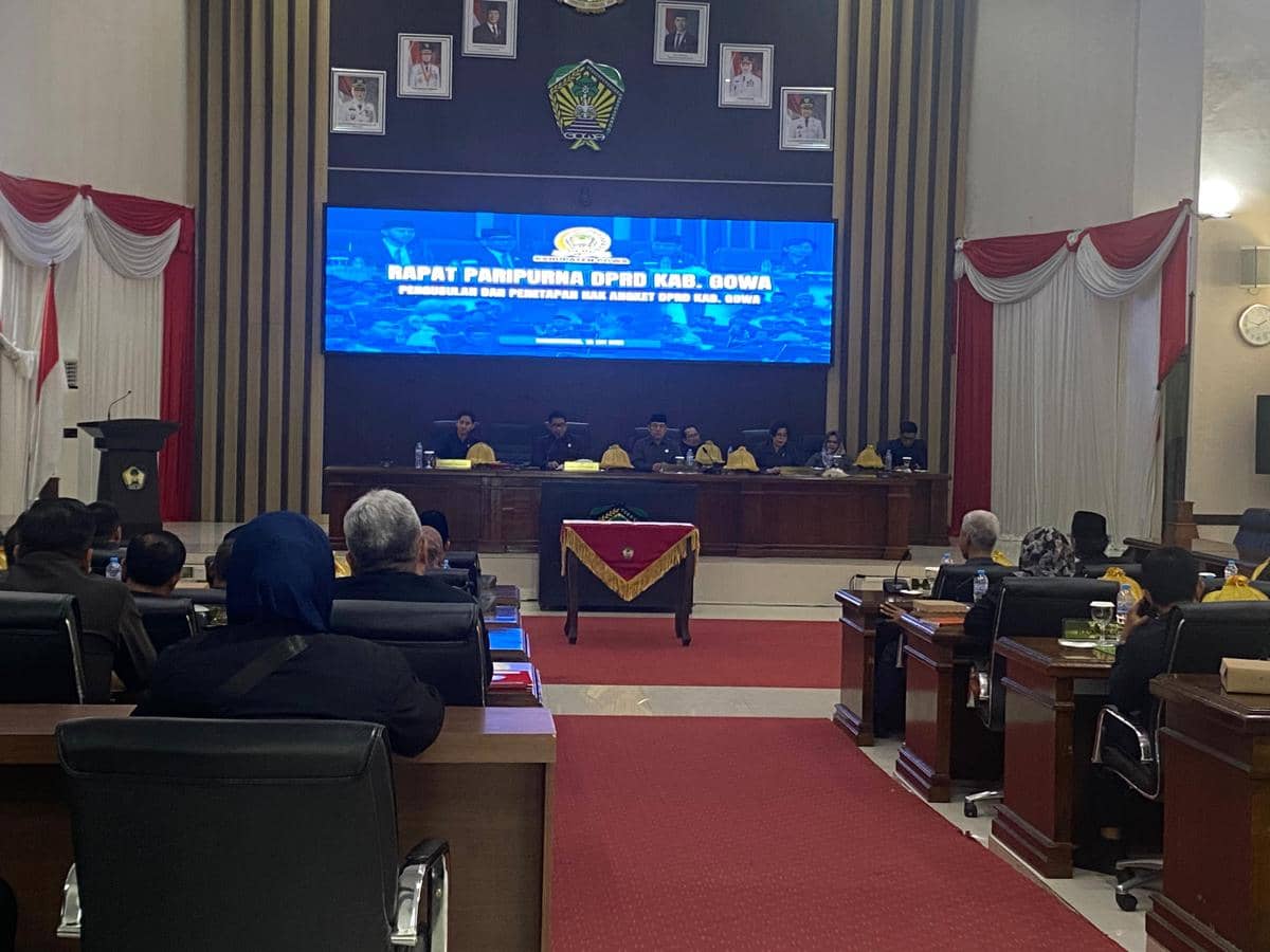 Suasana rapat paripurna DPRD Kabupaten Gowa dengan anggota dewan duduk di ruang sidang membahas usulan Hak Angket.