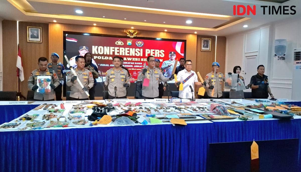 Kapolda Sulawesi Selatan bersama jajaran kepolisian memamerkan barang bukti kejahatan jalanan saat konferensi pers di Aula Mappaodang Polrestabes Makassar.