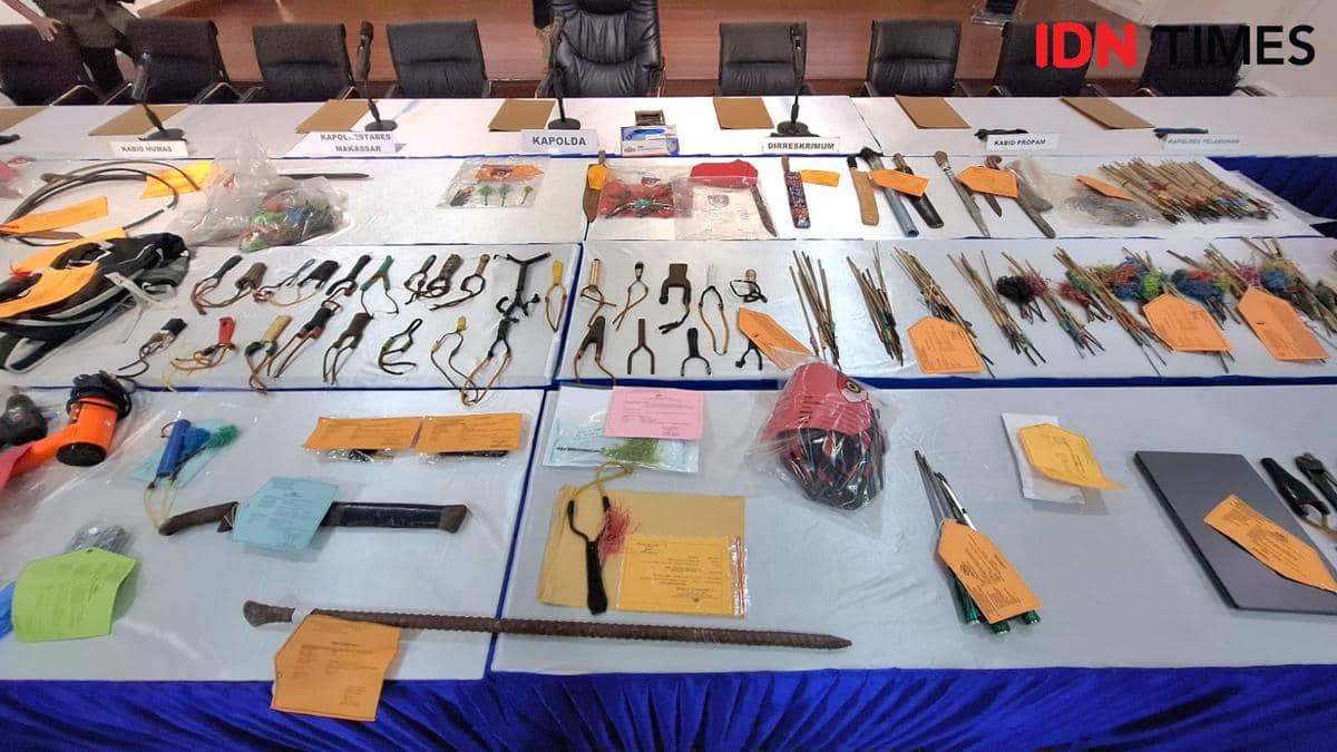 Barang bukti berupa anak panah busur, senjata tajam, dan ketapel hasil sitaan Polda Sulsel dipamerkan di Polrestabes Makassar.