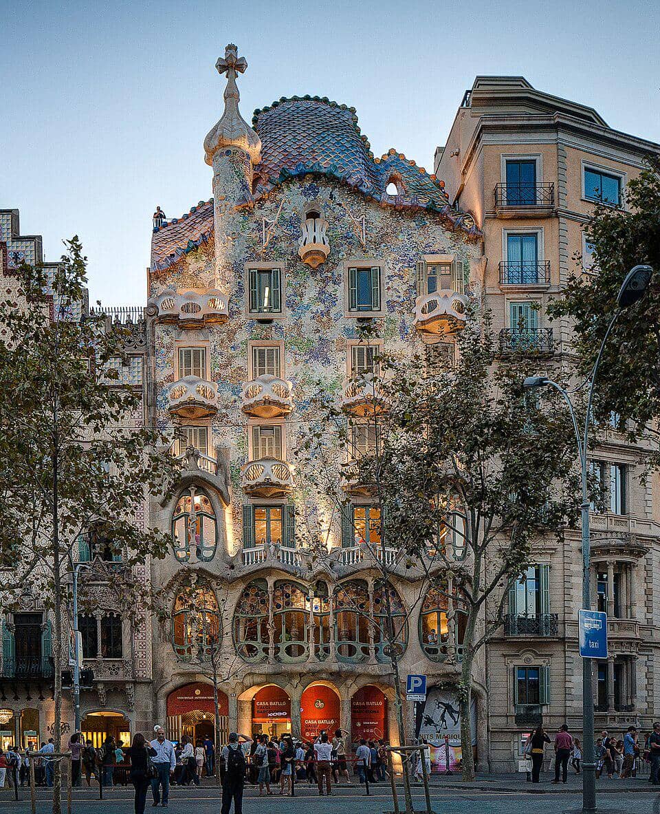 Casa Batlló di Barcelona, Spanyol, yang dirancang oleh arsitek legendaris Antoni Gaudí.