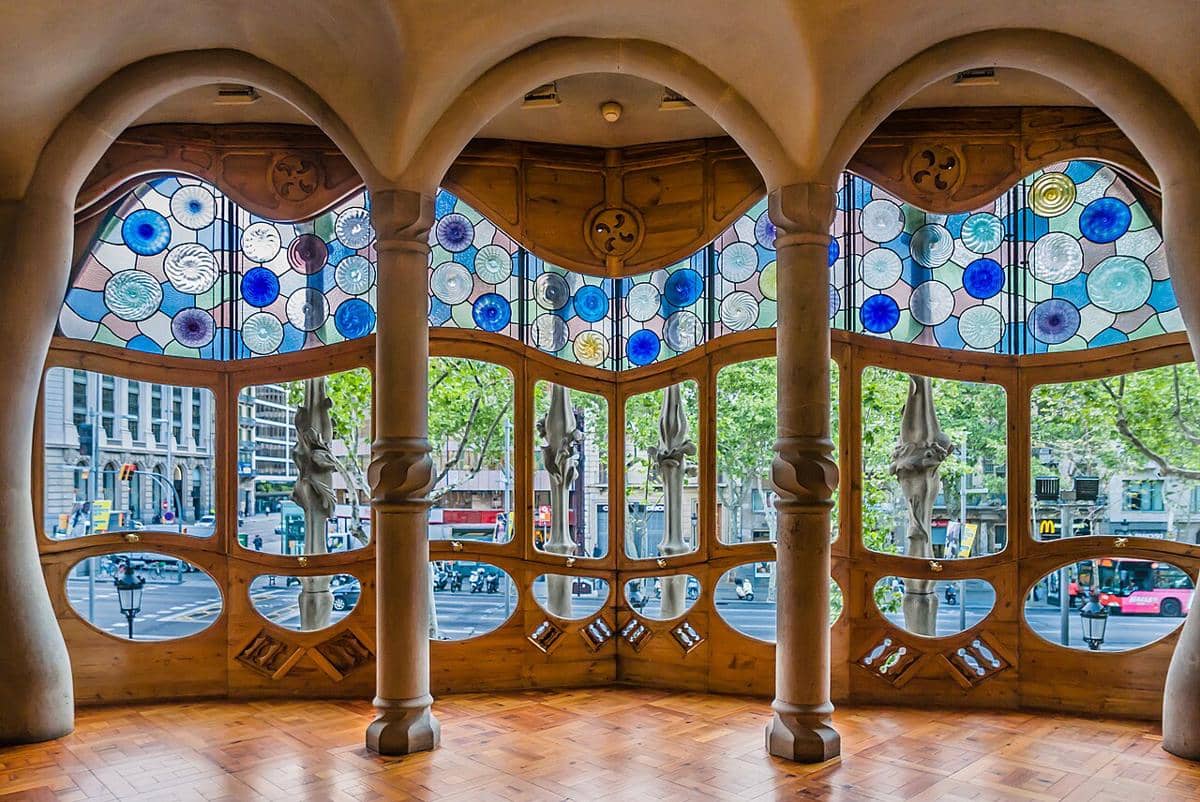 Jendela panorama aula utama yang ikonik yang terletak di lantai utama Casa Batlló.