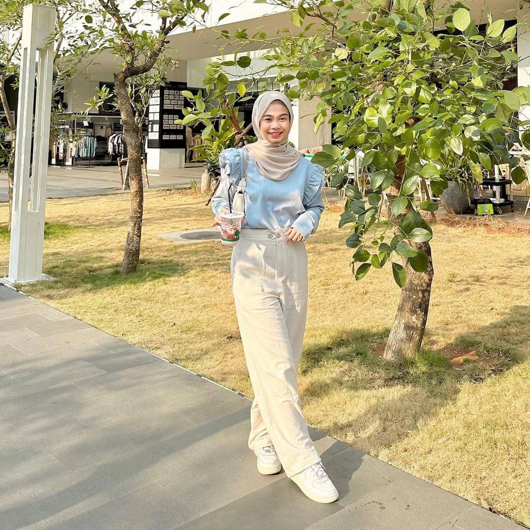 OOTD Pakai Sneakers ala Nola Clara