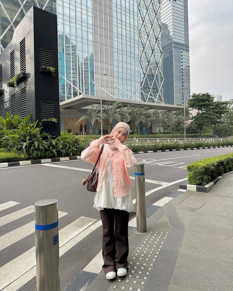 OOTD Pakai Sneakers ala Nola Clara