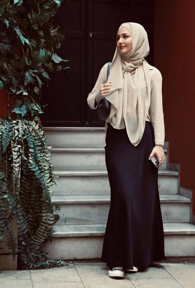 ilustrasi perempuan berhijab menggunakan pakaian warna earth tone
