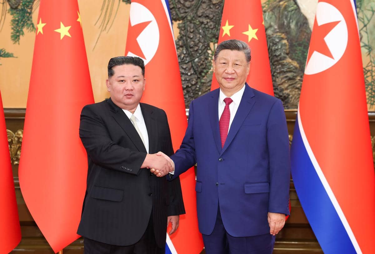Presiden China Xi Jinping (kanan) saat menyambut Pemimpin Korea Utara, Kim Jong Un, di Beijing pada 4 September 2025. (x.com/SpoxCHN_MaoNing)