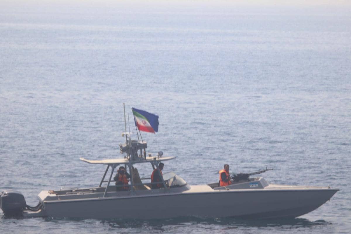 Kapal IRGC sedang berlayar di laut.