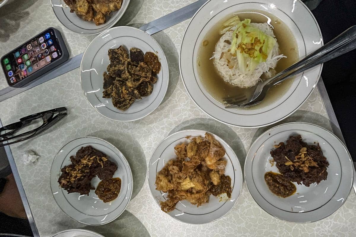 Nasi Sop Empal dan lauk tambahan Kedai Magersari (dok.pribadi/Natalia Indah)