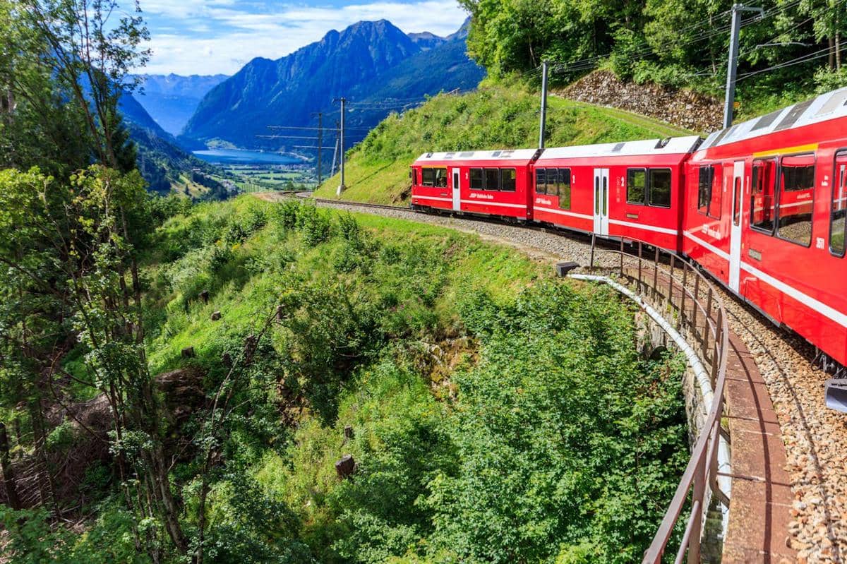 ilustrasi kereta di Swiss