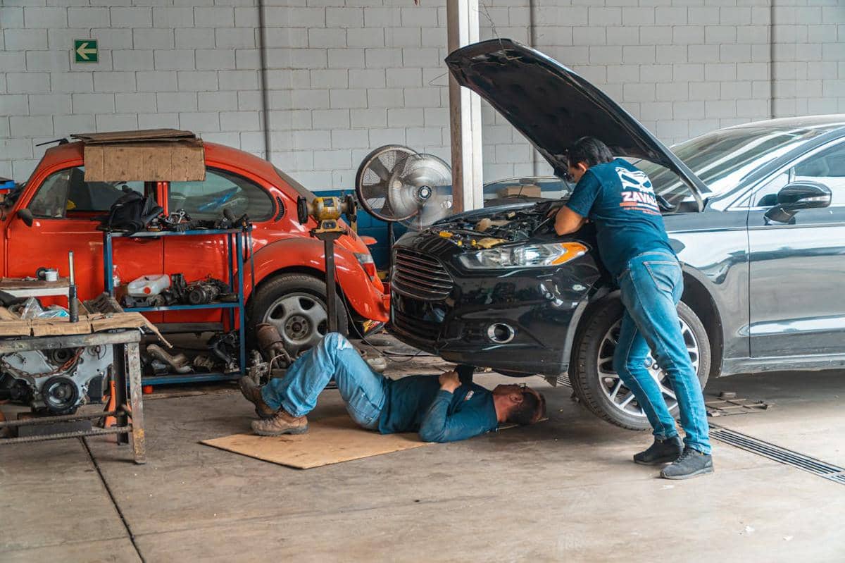 ilustrasi servis mobil