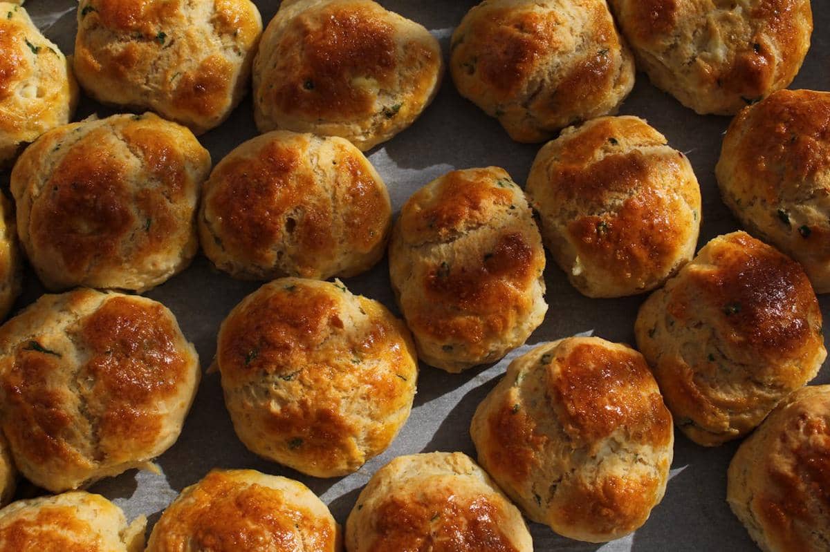 Beberapa scones gurih berwarna keemasan tersusun di atas loyang setelah dipanggang dengan tekstur renyah di luar dan lembut di dalam.