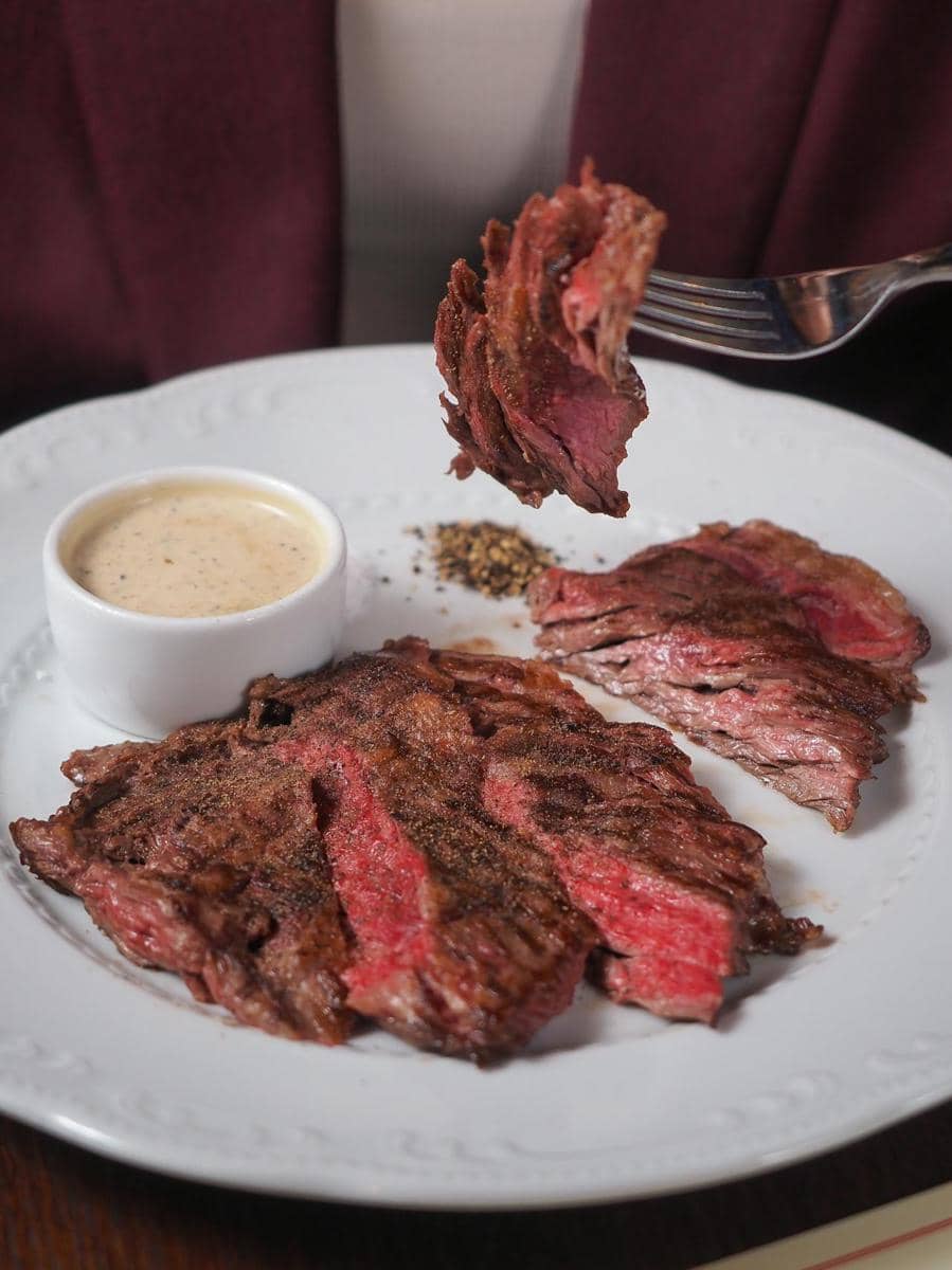 ilustrasi makan steak 