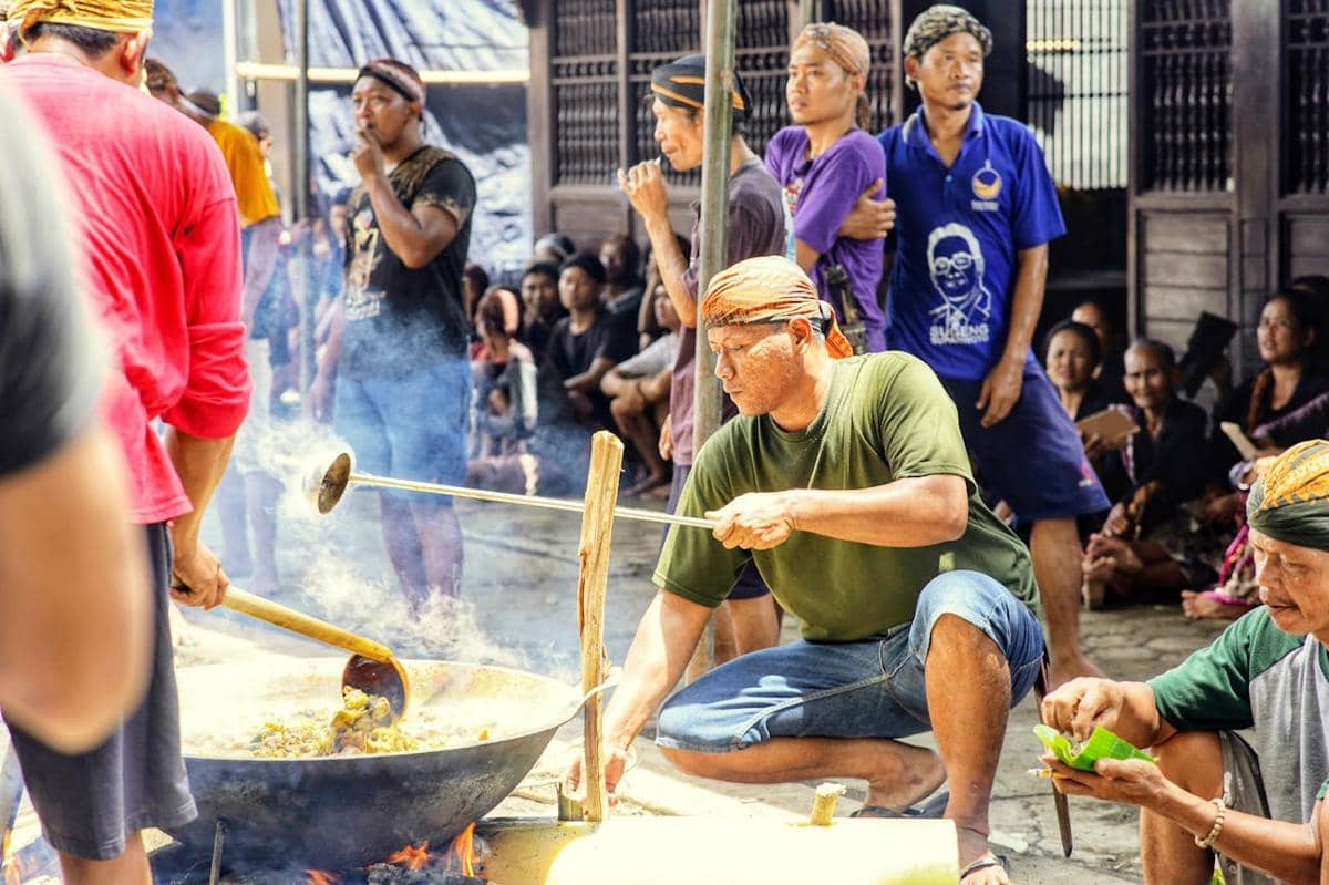 Ilustrasi proses memasak daging ternak sebagai bahan makanan menggunakan peralatan dapur.