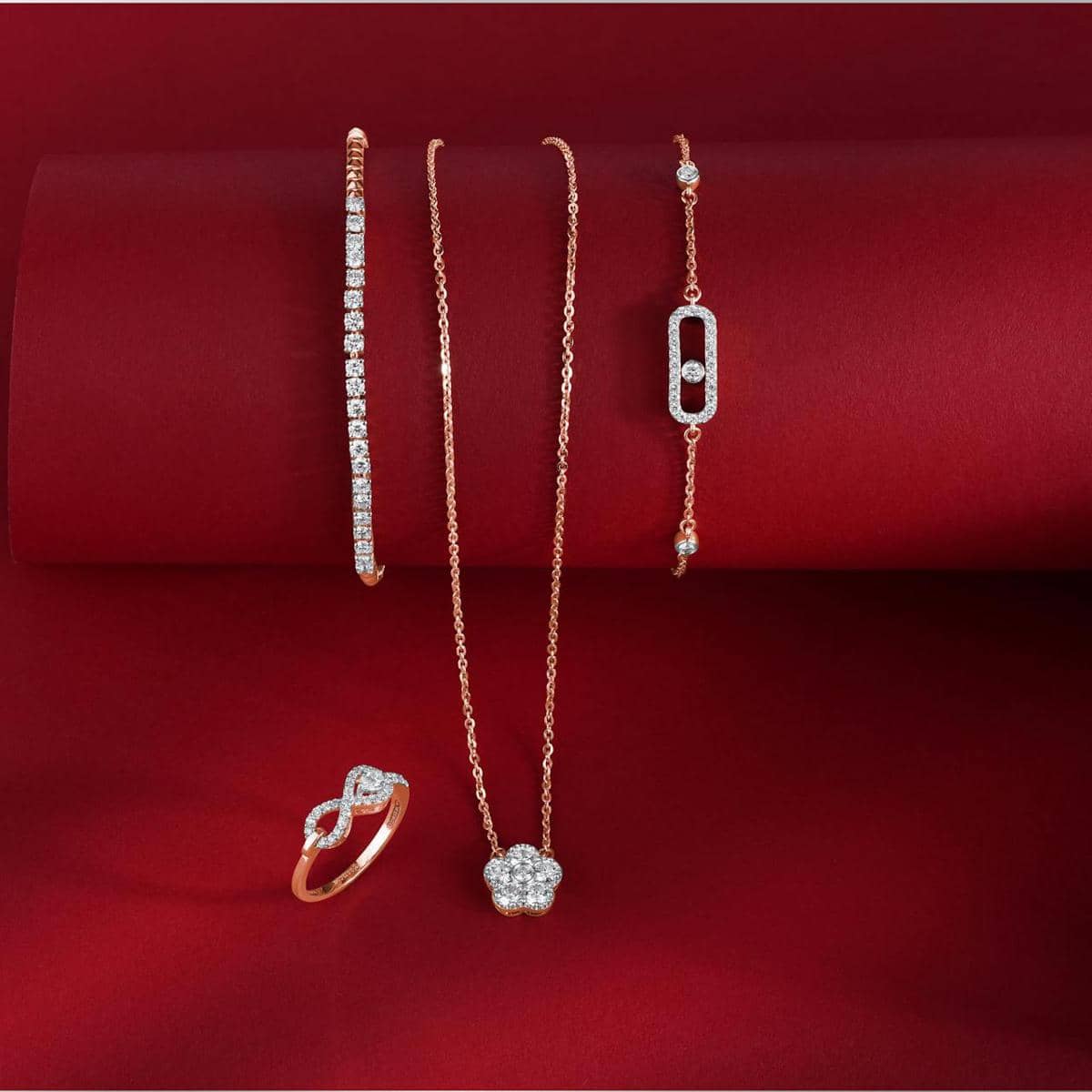 ilustrasi satu set perhiasan rose gold