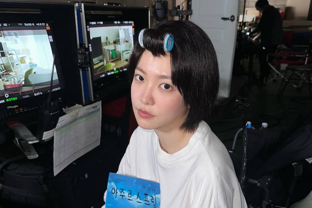Yeri sebagai Seo Anna di Azure Spring.