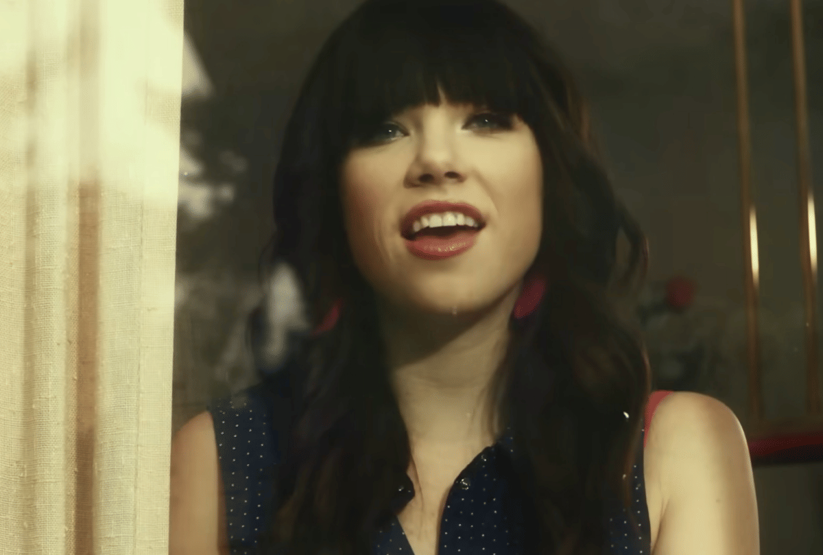 Carly Rae Jepsen dalam musik video "Call Me Maybe"