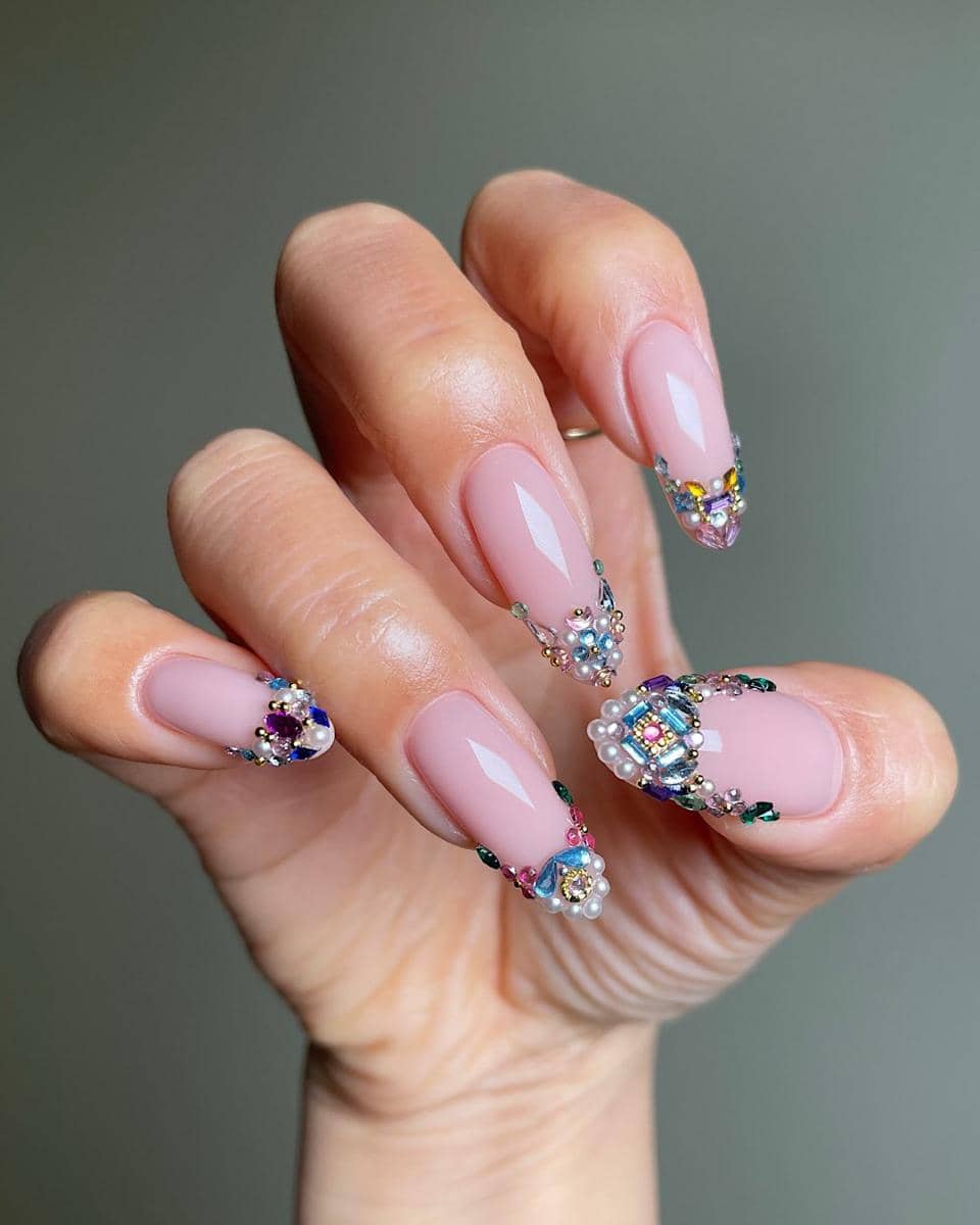 Inspirasi nail art french tip dengan hiasan rhinestone 