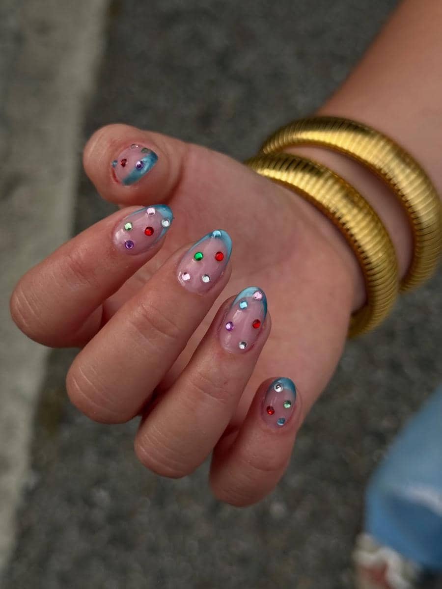 Inspirasi nail art french tip dengan hiasan rhinestone