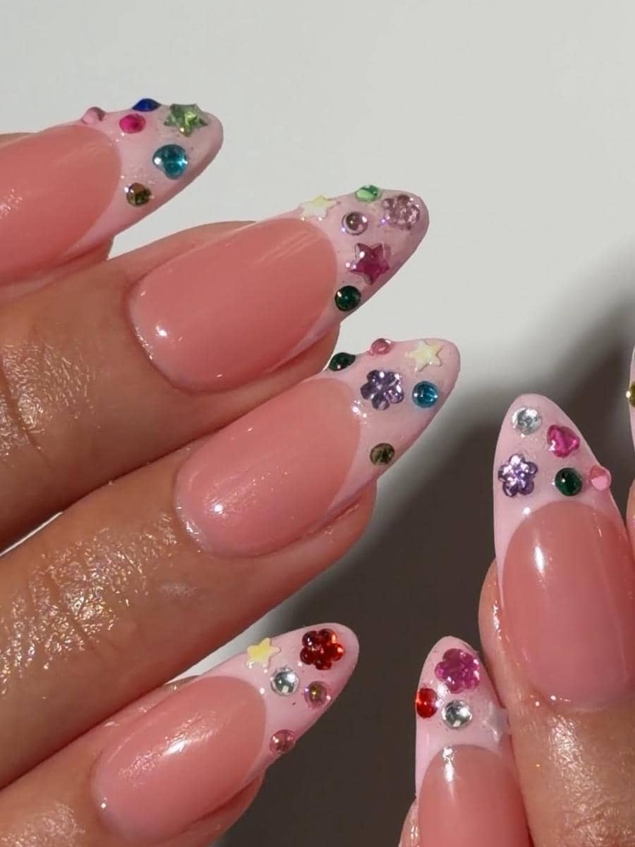 Inspirasi nail art french tip dengan hiasan rhinestone