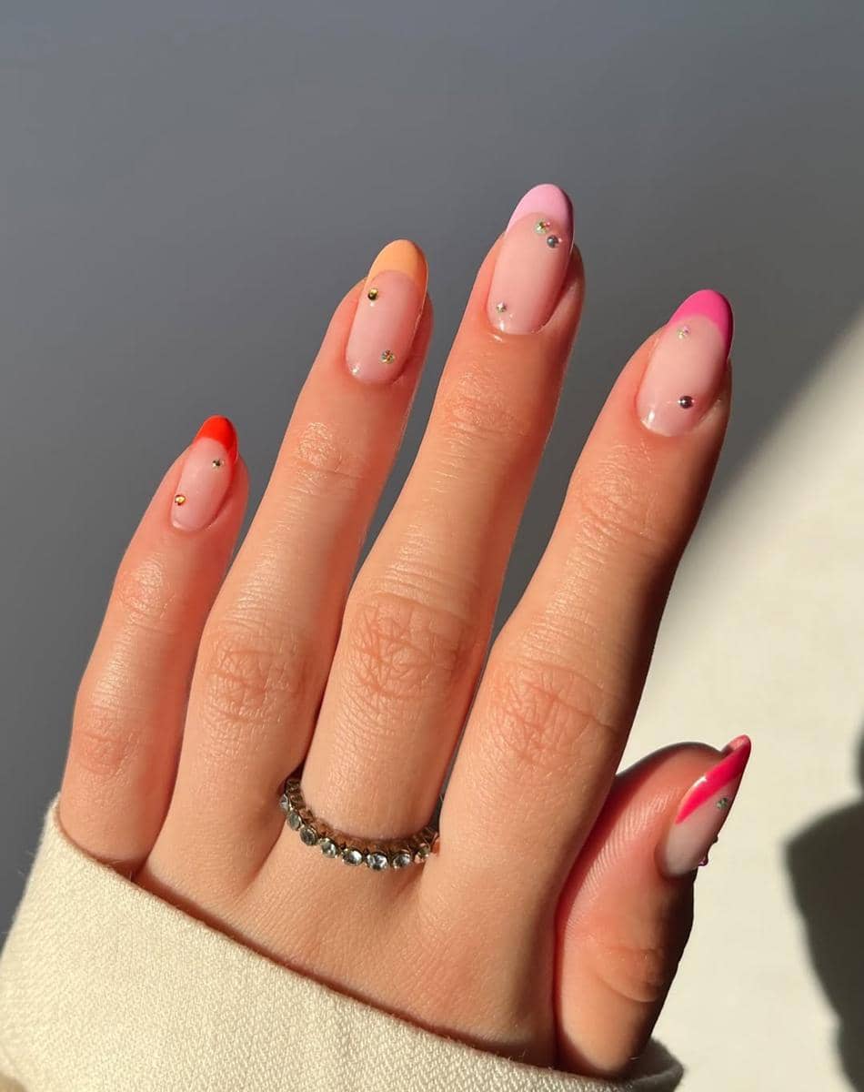 Inspirasi nail art french tip dengan hiasan rhinestone