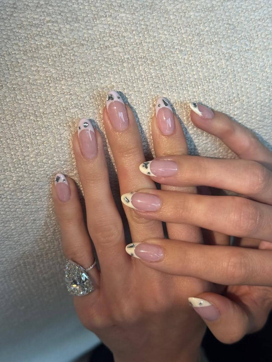 Inspirasi nail art french tip dengan hiasan rhinestone