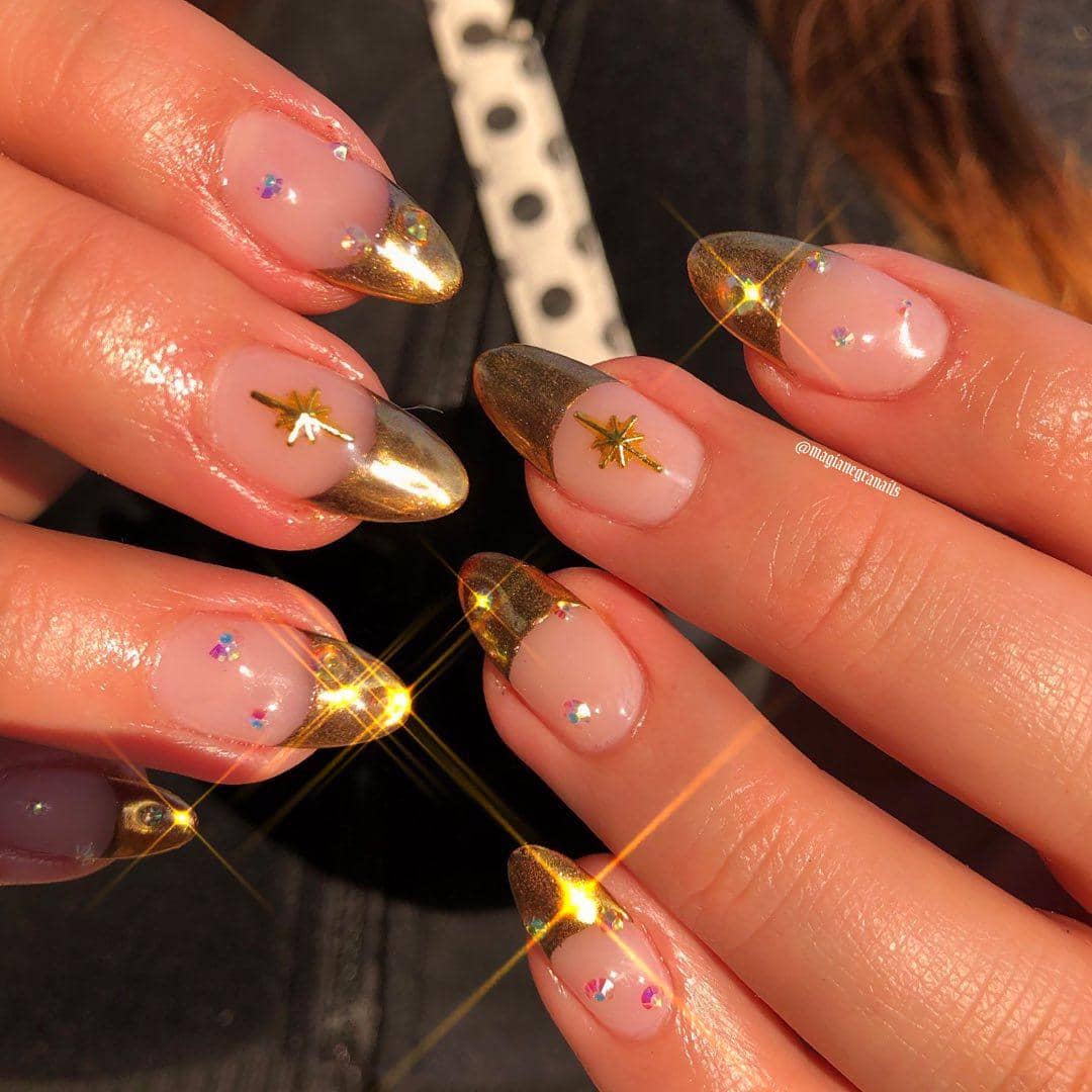 Inspirasi nail art french tip dengan hiasan rhinestone