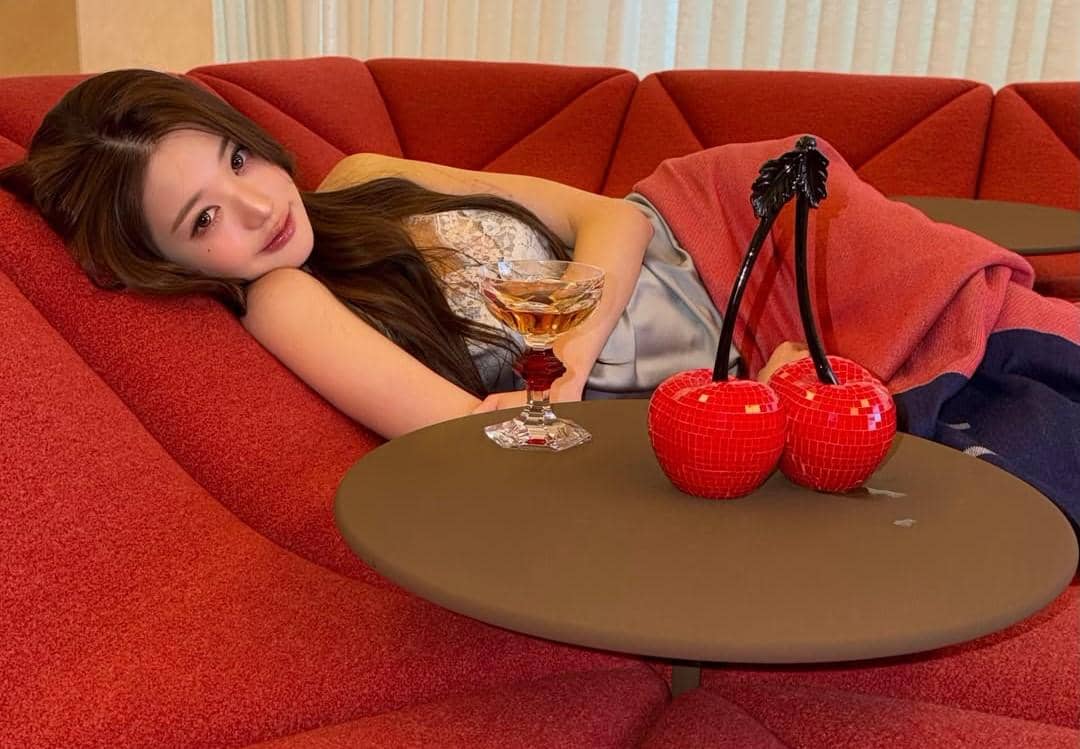 Intip Sofa Sultan Jang Wonyoung yang Viral, Harganya Tembus Miliaran!