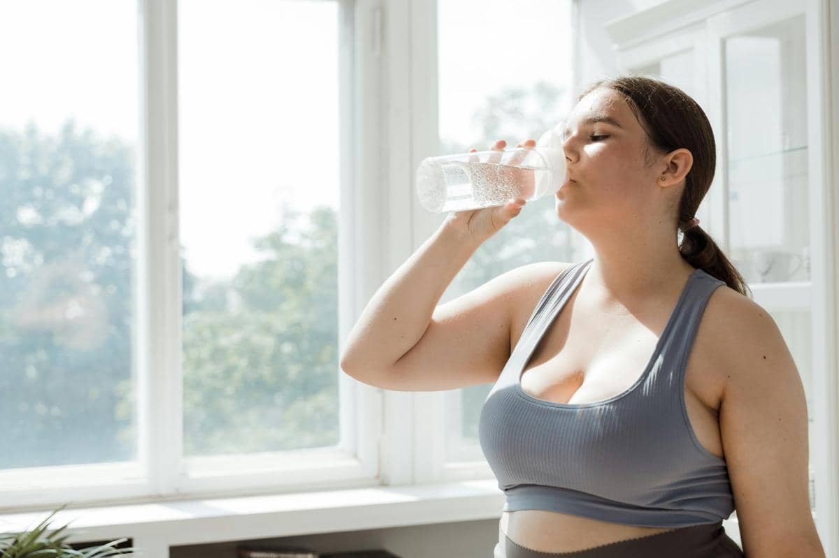ilustrasi minum air