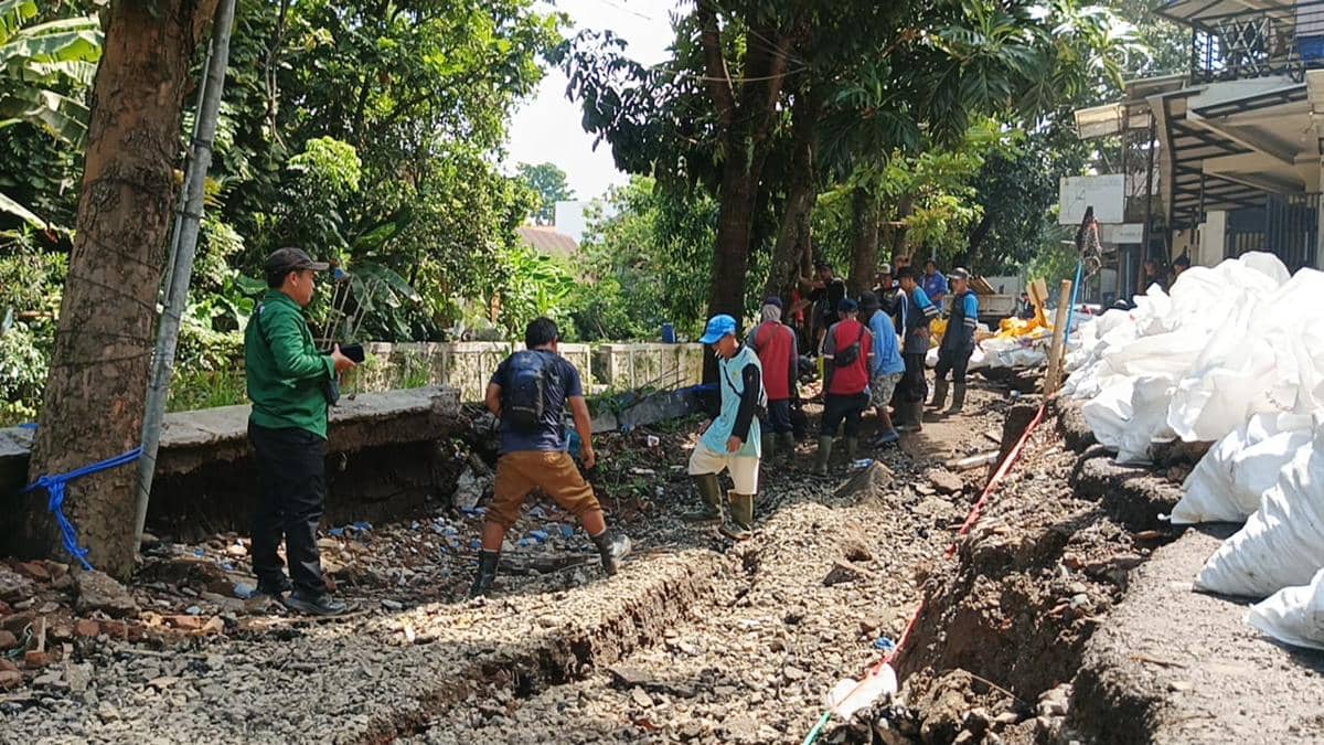 Hujan Deras Buat Jalan Kelurahan Babakan Bandung Amblas