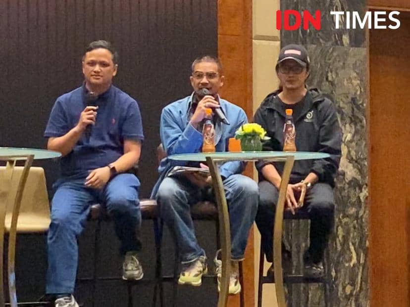 Tiga pria duduk di atas panggung saat konferensi pers Java Jazz Festival 2026 di Geneva Ballroom, Swissotel Jakarta PIK Avenue.