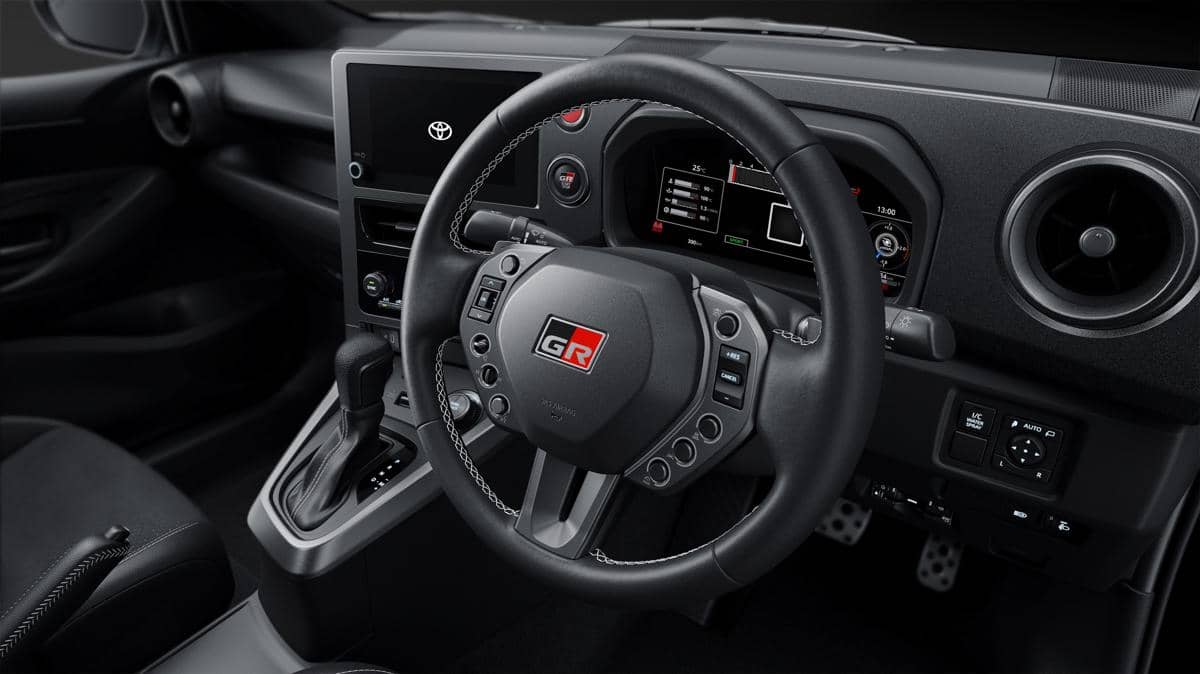 Tampilan setir GR Yaris baru dengan desain sporty, layar digital di panel instrumen, dan interior modern berwarna gelap.