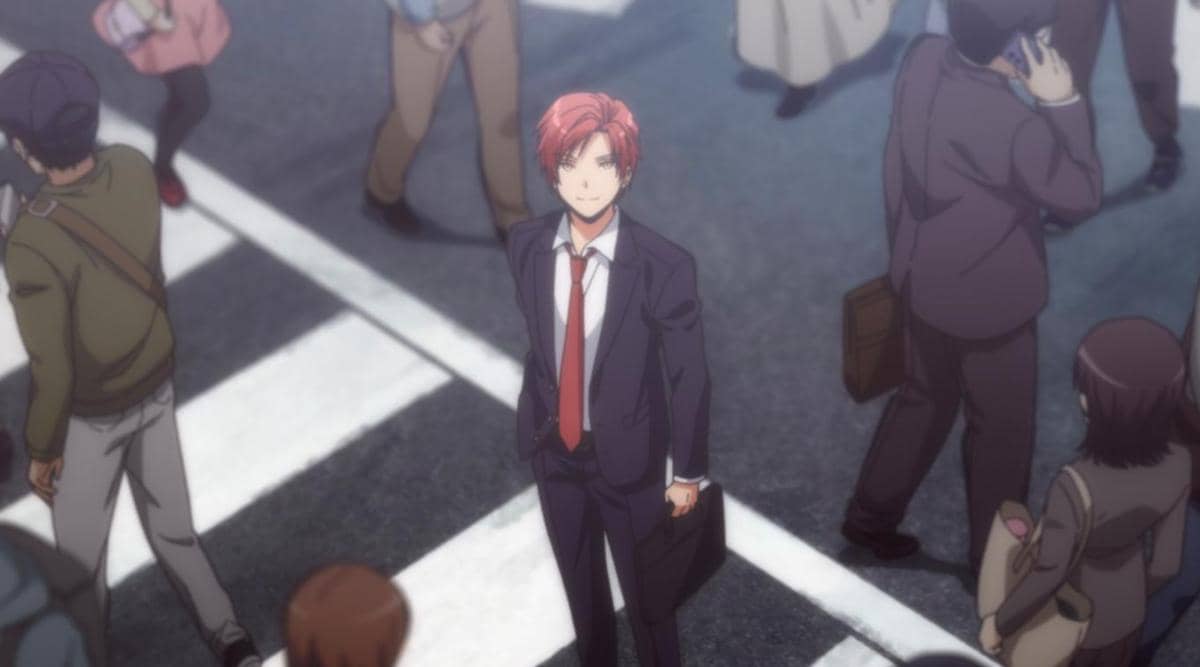 Karakter berambut merah mengenakan setelan jas dan dasi merah berdiri di penyeberangan jalan yang ramai dalam anime Assassination Classroom: Our Time.