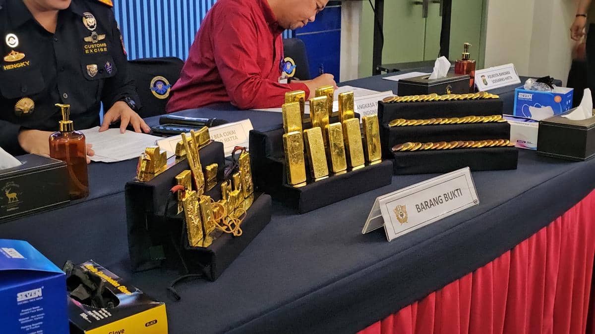 Petugas Bea Cukai Soekarno-Hatta memperlihatkan barang bukti emas batangan dan perhiasan hasil penggagalan penyelundupan ke Hong Kong.