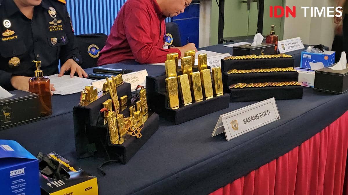 Petugas Bea Cukai Soekarno-Hatta memperlihatkan barang bukti emas batangan dan perhiasan hasil penggagalan penyelundupan ke Hong Kong.