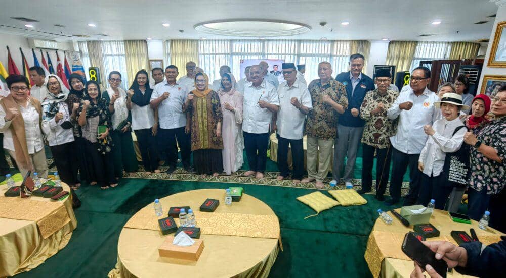 Sejumlah pengurus dan tamu menghadiri acara haul mendiang Wismoyo Arismunandar yang diselenggarakan oleh KONI di sebuah ruangan pertemuan.