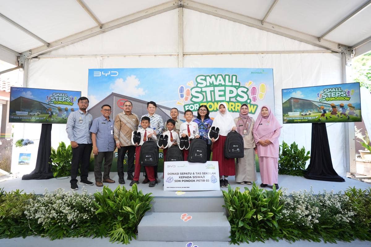 Perwakilan BYD bersama guru dan siswa SDN Pondok Petir 03 berpose setelah penyerahan donasi sepatu dan tas sekolah di acara Small Steps for Tomorrow.