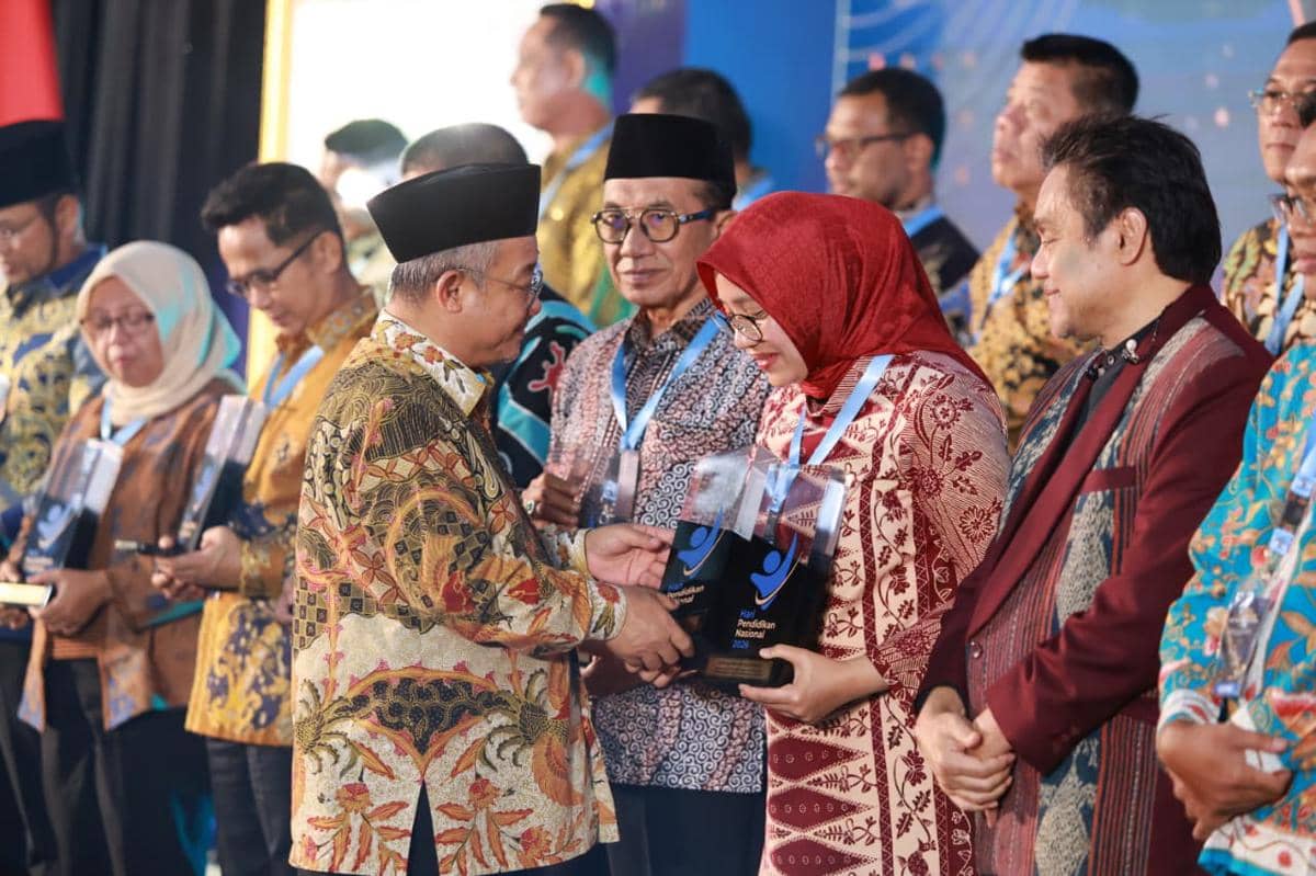 Bupati Ipuk Raih 2 Penghargaan Pendidikan dari Mendikdasmen