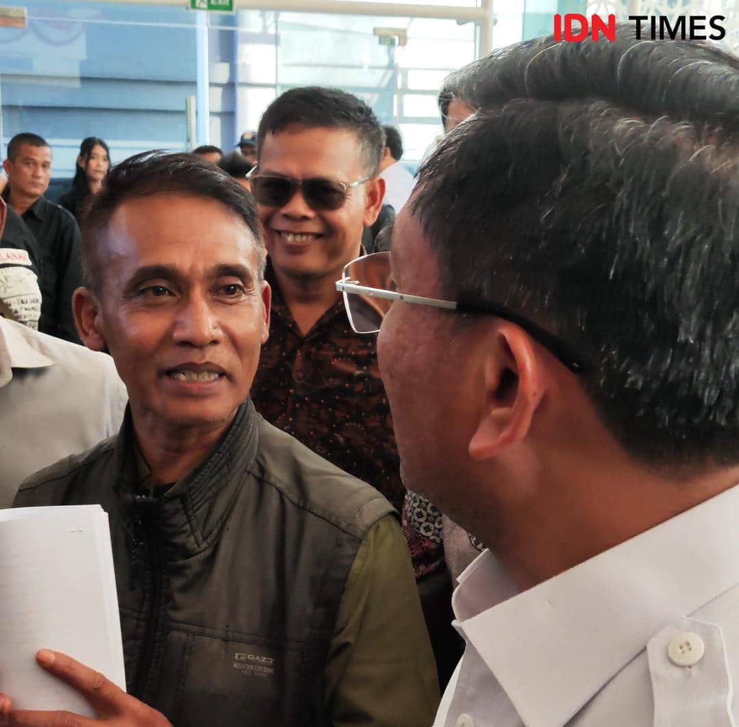 Wakil Kepala BGN Bidang Operasional Pemenuhan Gizi, Irjen Purn Pol Sony Sonjaya temui demonstran di Kantor BGN, Jakarta Pusat.