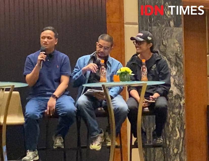 Tiga pria duduk di atas panggung saat konferensi pers Java Jazz Festival 2026 di Geneva Ballroom Swissotel Jakarta PIK Avenue.