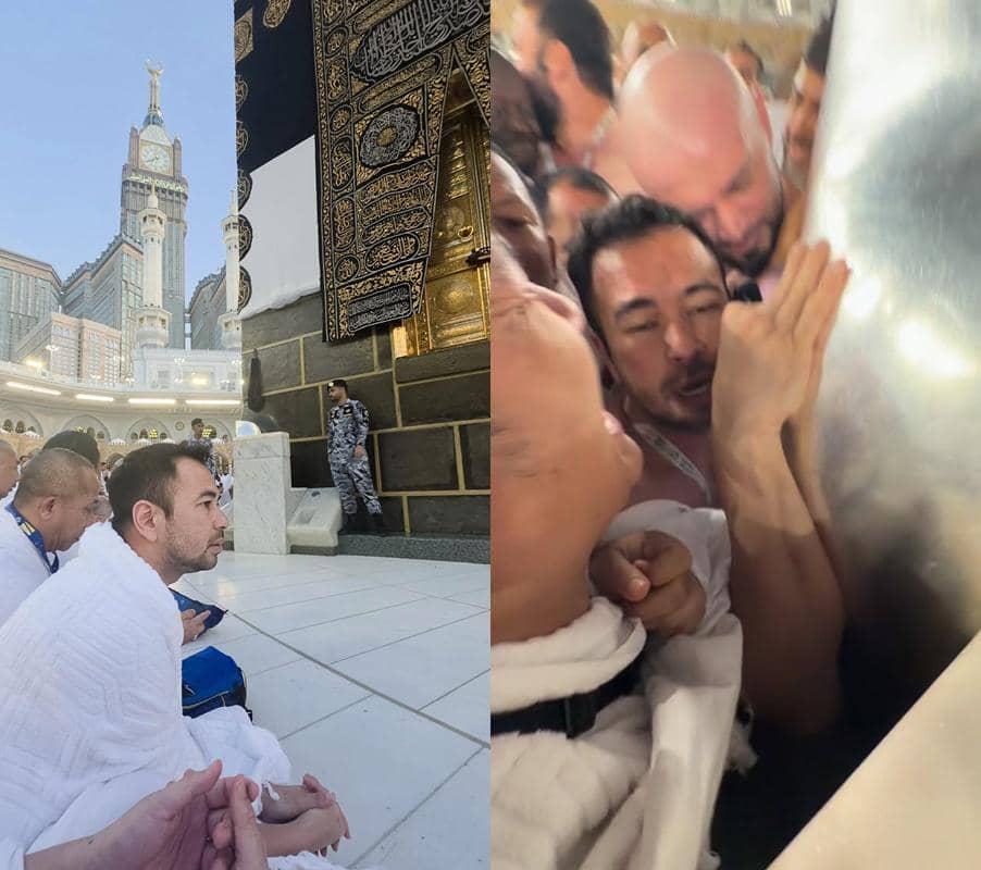 Seorang jamaah pria mengenakan kain ihram sedang berdoa di dekat Ka'bah dan mencium Hajar Aswad di Masjidil Haram, Makkah.