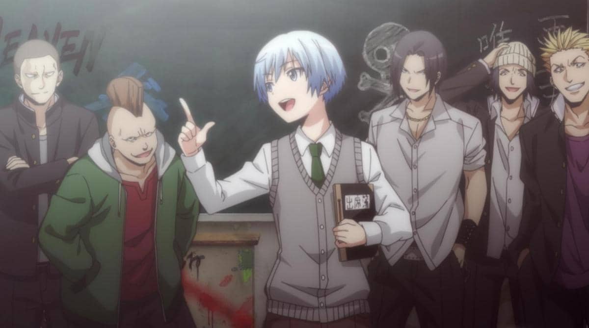 Seorang siswa berambut biru berbicara dengan semangat di depan teman-temannya di ruang kelas dalam adegan anime Assassination Classroom: Our Time.