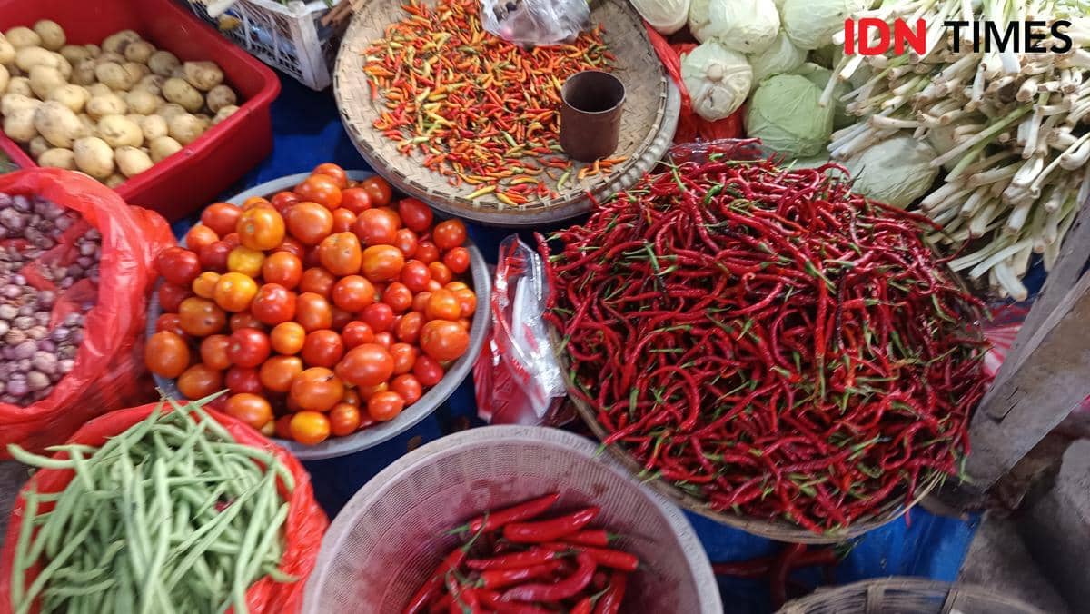 Tumpukan cabai merah, tomat, kentang, dan sayuran lain tersusun di lapak pedagang Pasar Pabaeng-baeng Makassar.