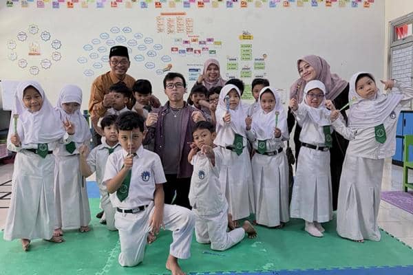 7 Potret dr. Tirta Mengajar Kelas 1 SD, Siswa Diajak Push-up