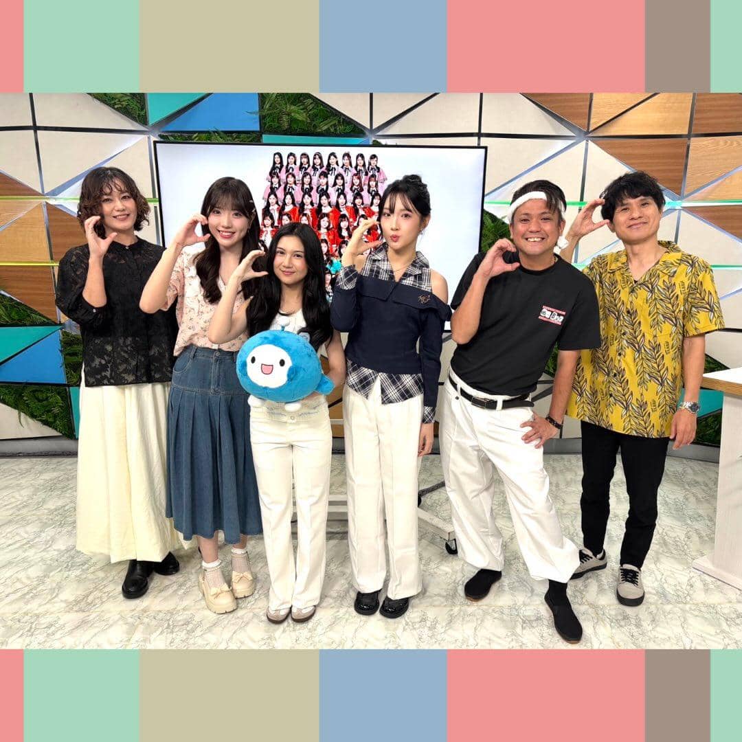 Enam orang berdiri bersama di studio acara TV Jepang CATCHY, tersenyum ke kamera dengan latar layar menampilkan grup idola.